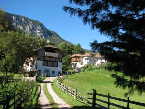 una casa en una colina al lado de una valla en Tinnerhof, en Appiano sulla Strada del Vino