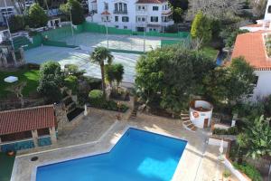 een uitzicht op een zwembad in een huis bij Clube do Lago Hotel in Estoril