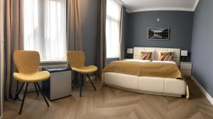 A bed or beds in a room at Hotel van Oppen