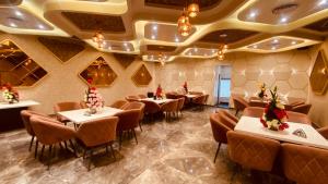 un restaurante con mesas y sillas en una habitación en Hotel Amar Palace en Ambāla