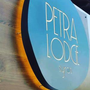 Petra Lodge في فينيكاس: لافته لمحل للكلاب الريكيه