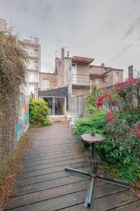 une passerelle en bois avec un banc et une table dans l'établissement Maison spacieuse avec Jardin et Garage, à Bordeaux