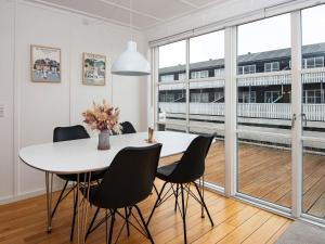 uma sala de jantar com mesa e cadeiras e uma grande janela em Holiday home Ebeltoft CCXVII em Ebeltoft