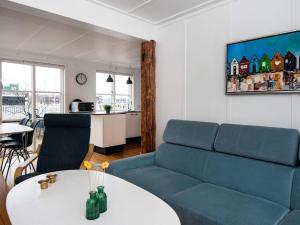 uma sala de estar com um sofá e uma mesa em Holiday home Ebeltoft CCXVII em Ebeltoft