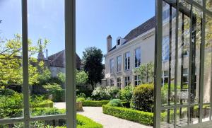 uma janela aberta com vista para um jardim em Heerlijke Studio in centrum van Brugge em Bruges