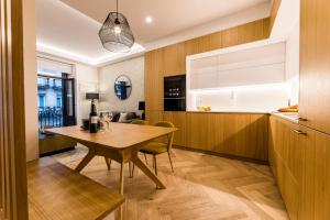 una cucina e una sala da pranzo con tavolo e sedie di CHURRUCA suite apartment a San Sebastián