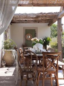 una mesa de madera y sillas en un patio en Magnifique villa de charme avec piscine en Draguignan