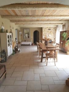 sala de estar amplia con mesa y sillas en Magnifique villa de charme avec piscine en Draguignan