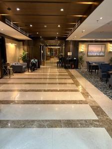 a lobby with chairs and tables in a building at فندق مروج نجد in Jeddah