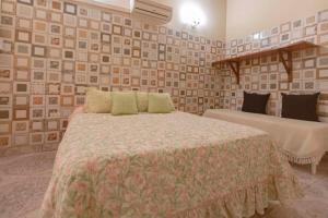 sypialnia z łóżkiem i ścianą z kwadratów w obiekcie Doña Nelly w mieście Asunción