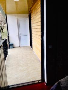 una porta aperta di una casa con porta di Butichi Guest House a Chiatʼura