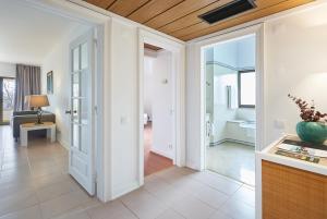 a hallway with a door leading to a living room at Clube do Lago Hotel in Estoril