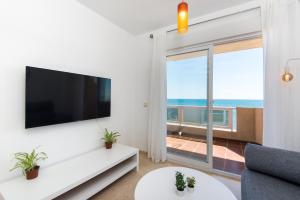 Televízia a/alebo spoločenská miestnosť v ubytovaní PRIVILEGE OF THE SEA, 1st Line Carvajal Beach- Fuengirola 3rd floor