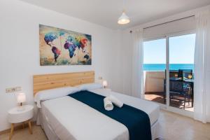 Posteľ alebo postele v izbe v ubytovaní PRIVILEGE OF THE SEA, 1st Line Carvajal Beach- Fuengirola 3rd floor