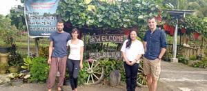 TomohonにあるTalaga Tomohon Home Stay and Fishing Pondの庭園前に立つ人々