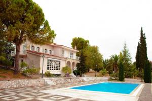 una casa con una piscina di fronte di Eden Garden 3BR villa with Pool by JJ Hospitality a Oropos