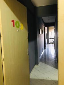 a hallway with a door with the number on it at Apartamento para temporada perto do aeroporto de Brasilia in Brasilia