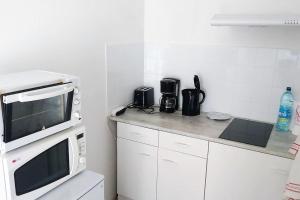 - une cuisine équipée d'un four micro-ondes et d'un comptoir dans l'établissement T2 idéal étudiant + pro + parking protégé sous-sol, à Thouaré-sur-Loire