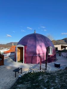 ein Kuppelgebäude mit einem Kreuz auf der Spitze in der Unterkunft Dirndlhaus in Kirchberg an der Pielach