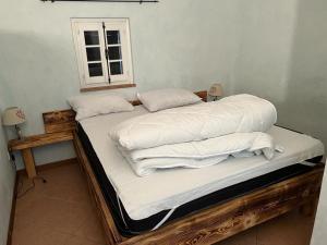 2 camas individuales en una habitación con ventana en Camera matrimoniale con terrazza panoramica en Serina