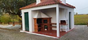 VimieiroにあるQuinta da Abrunheiraの白屋根の小犬小屋