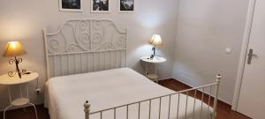 VimieiroにあるQuinta da Abrunheiraのベッドルーム(白いベッド1台、ランプ2つ付)