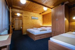 een kamer met 2 bedden en een badkamer bij Chata Pri potoku in Stará Lesná