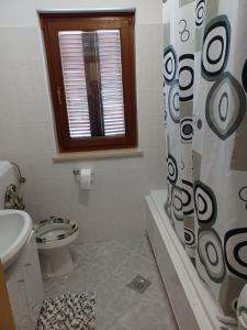 een badkamer met een toilet en een douchegordijn bij Lovely Apartment Piantade in Poreč
