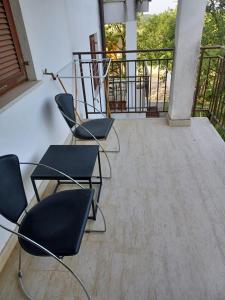 een groep stoelen op een balkon bij Lovely Apartment Piantade in Poreč