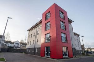 un edificio rojo al lado de una calle en Hope House - 2 bedroom flat en Aberdeen