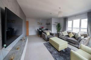 sala de estar con sofás y TV grande en Hope House - 2 bedroom flat en Aberdeen