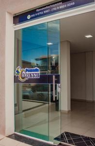 una entrada a un edificio con una puerta de cristal en Pousada Chayenne, en Piranhas