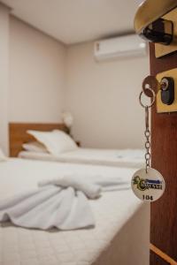 Habitación de hotel con cama con llave en Pousada Chayenne, en Piranhas