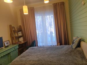 - une chambre avec un grand lit et une fenêtre dans l'établissement Laimas, à Jurmala