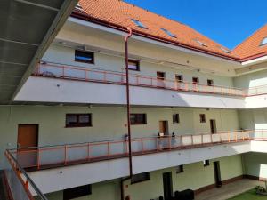 A balcony or terrace at Central business apartment - FREE PARKING