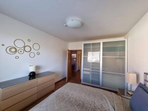 A bed or beds in a room at Central business apartment - FREE PARKING
