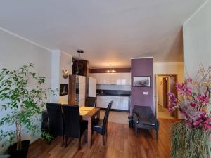 A kitchen or kitchenette at Central business apartment - FREE PARKING Még 21 kép