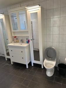 O baie la Lärkan 21 Tvisegatan 24 +11 fotografii