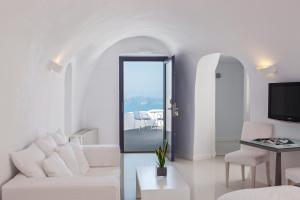 Televiisor ja/või meelelahutuskeskus majutusasutuses Katikies Chromata Santorini - The Leading Hotels of the World