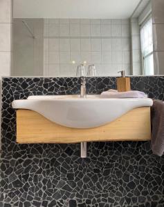 een badkamer met een groot wit bad op een aanrecht bij Gästehaus Frankenwaldhof in Bad Steben