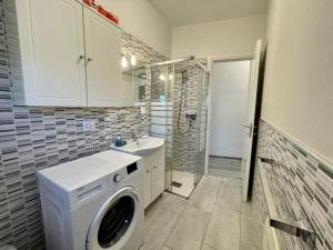 een badkamer met een wasmachine en een wastafel bij Casa Olympia in Peschiera del Garda