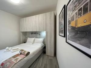 a bedroom with a bed and a picture of a train on the wall at Casa Olympia in Peschiera del Garda