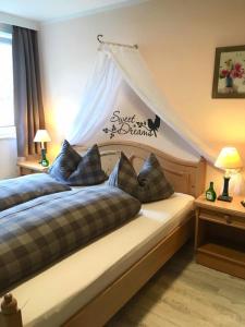 1 Schlafzimmer mit 2 Betten mit Baldachin in der Unterkunft Gästehaus Frankenwaldhof in Bad Steben