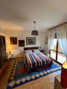 Un dormitorio con una cama con una manta de colores. en Classy Penthouse en Imola