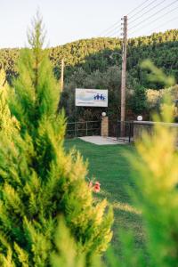 uma vista de um sinal num pátio em Family Villas em Vourvourou
