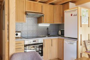 Kuchyňa alebo kuchynka v ubytovaní Résidence Grand Roc - Campanules 413 - Happy Rentals