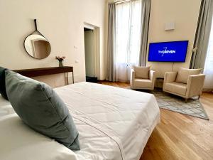 TV a/nebo společenská místnost v ubytování The Seven Suites
