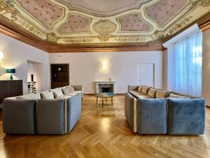 sala de estar con 2 sofás y techo artesonado en The Seven Suites, en Génova
