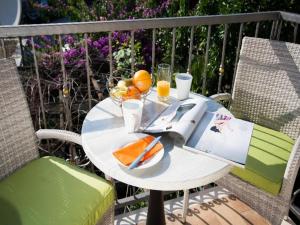 4B apartments Dubrovnik tesisinde bir restoran veya yemek mekanı