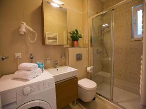 uma casa de banho com uma máquina de lavar roupa e um chuveiro em 4B apartments Dubrovnik em Dubrovnik